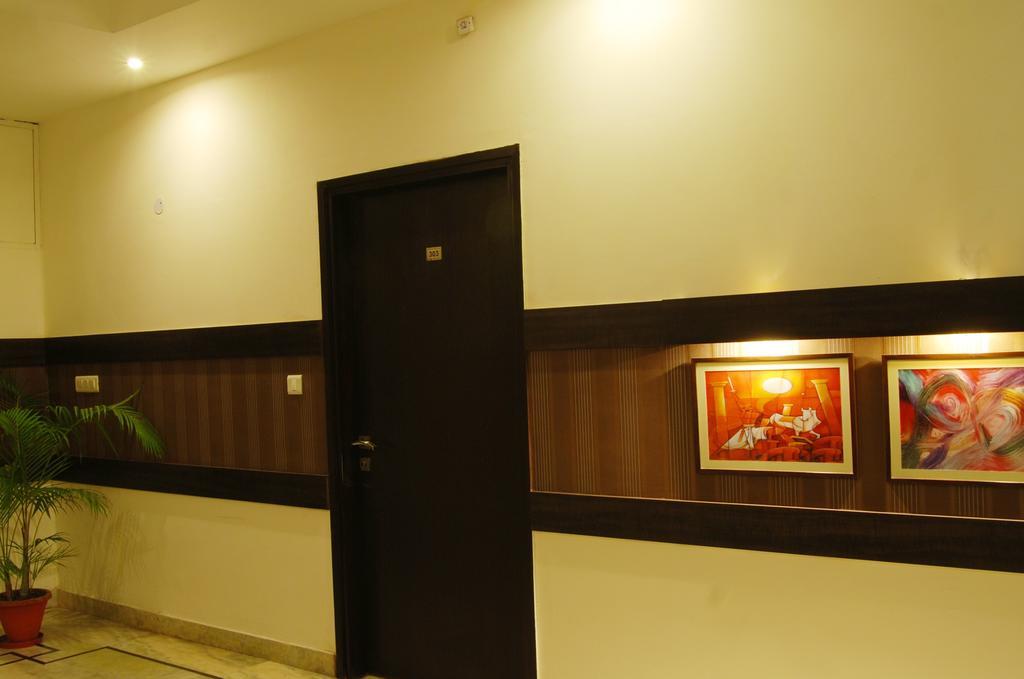 Hotel Deer Parkk Нью-Дели Экстерьер фото