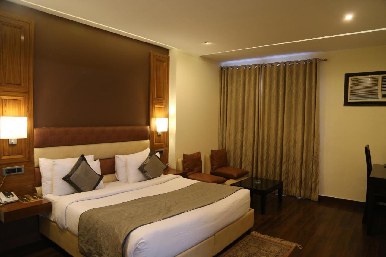 Hotel Deer Parkk Нью-Дели Экстерьер фото